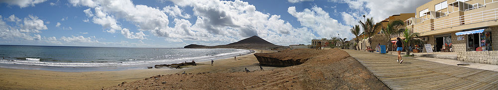 1000px-El_Medano_-Beach_Punta_Roja_Promenade